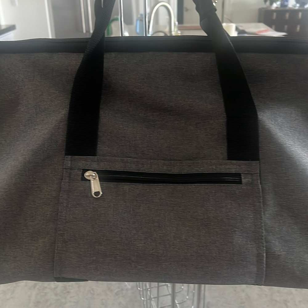 Soft suitcase that becomes hanging garment bag